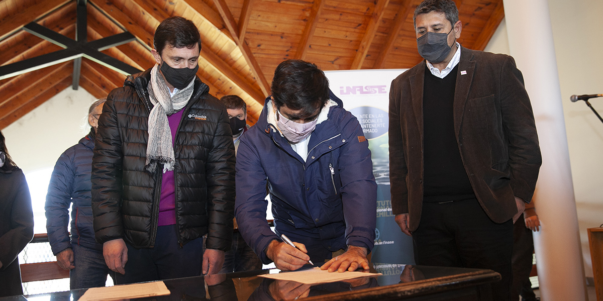 Autoridades de INASE y Municipalidad de Trevelin firman convenio de trabajo