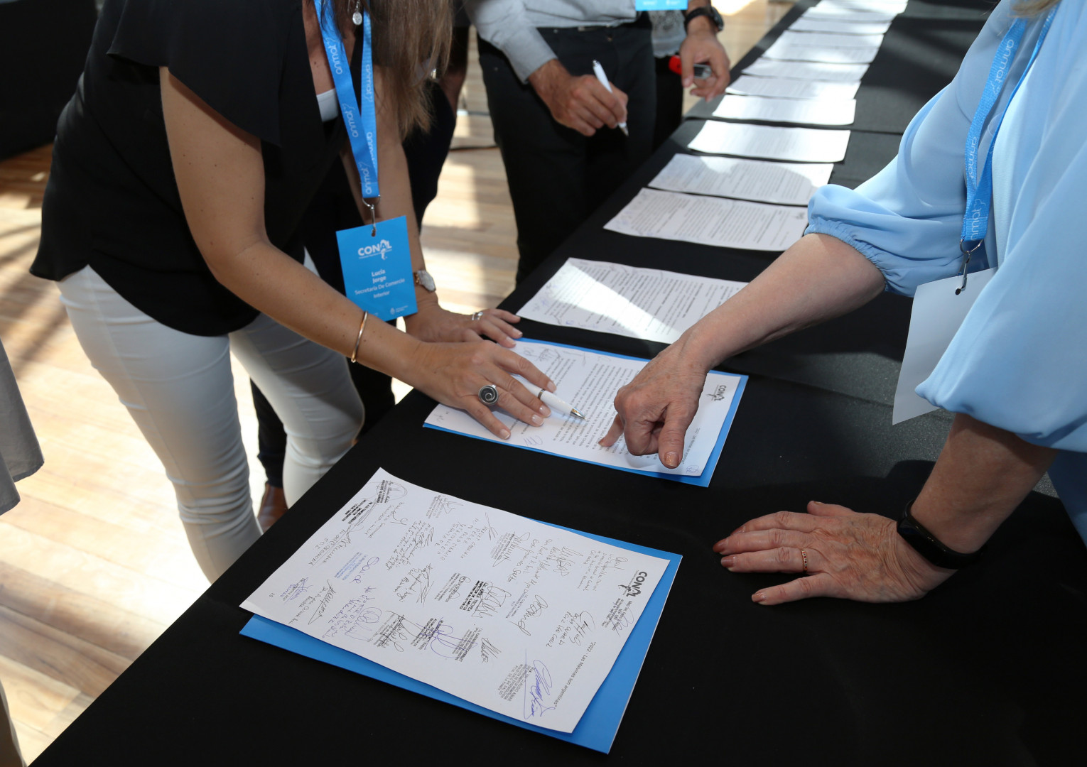 Mujer firmando el Acta