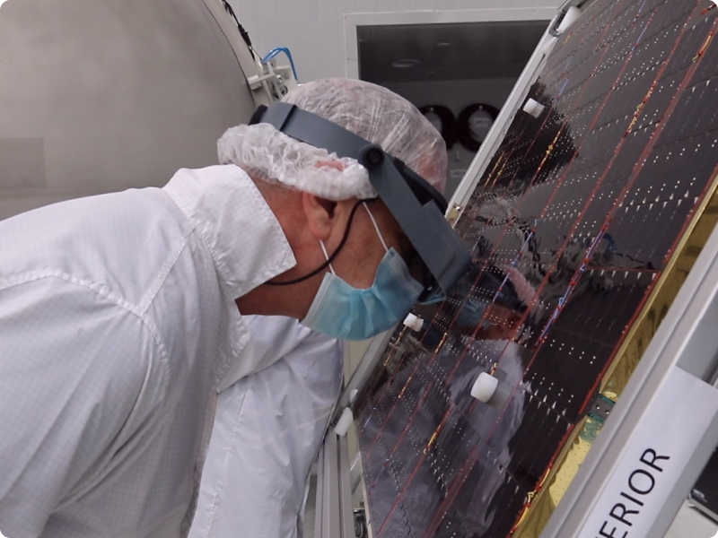 Los paneles solares permiten obtener la energía eléctrica que necesita el satélite para hacer funcionar todos sus instrumentos.