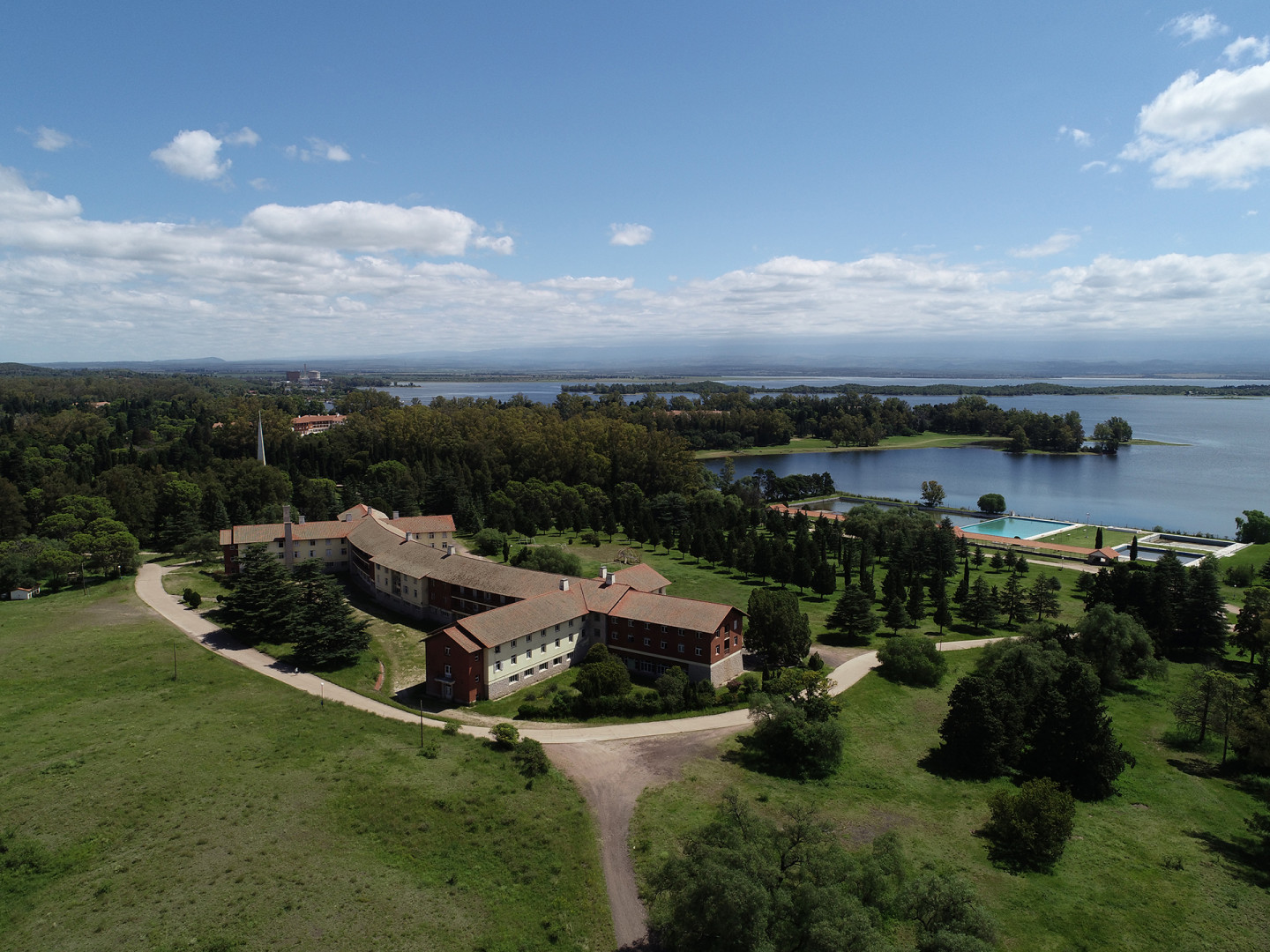 Vista áerea del complejo de hoteles de Embalse