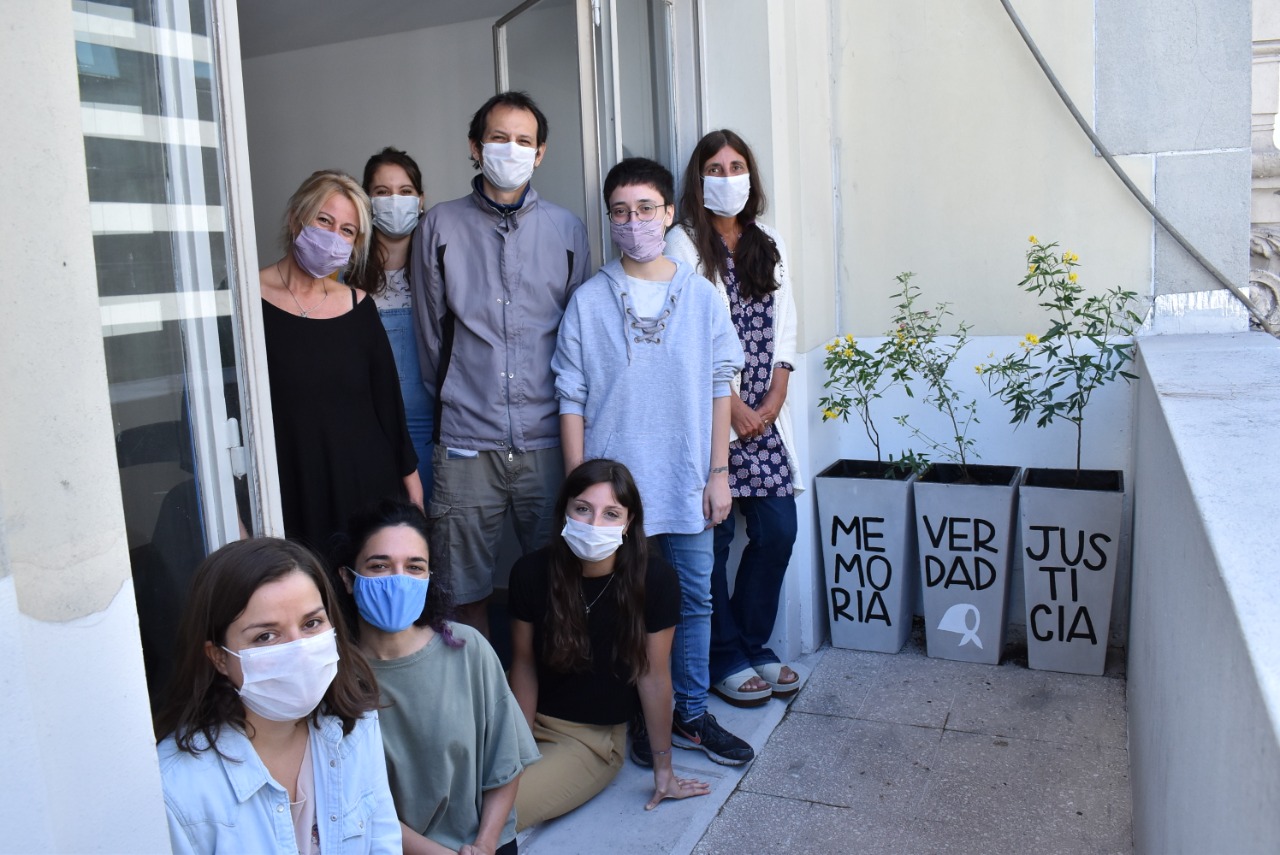 Trabajadores del BNDG posan junto al espacio de Memoria que crearon.