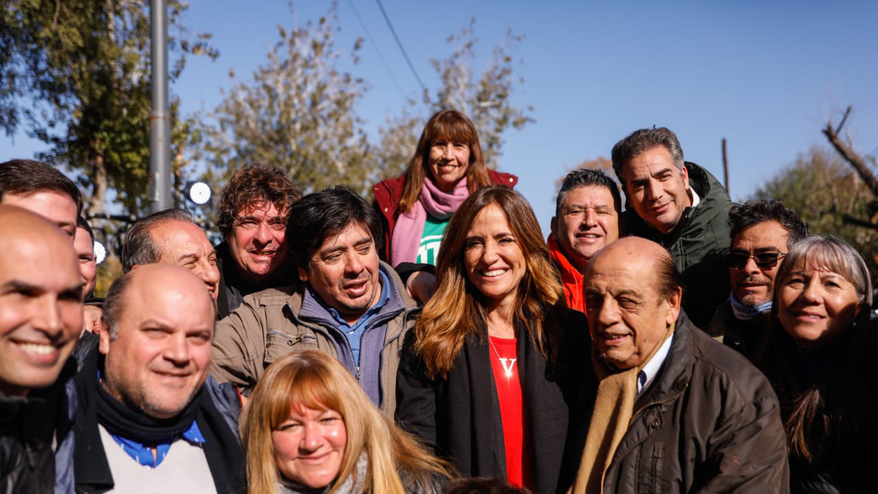 ![La ministra Victoria Tolosa Paz y el intendente de Berazategui Juan José Mussi  junto a vecinos y vecinas del lugar.