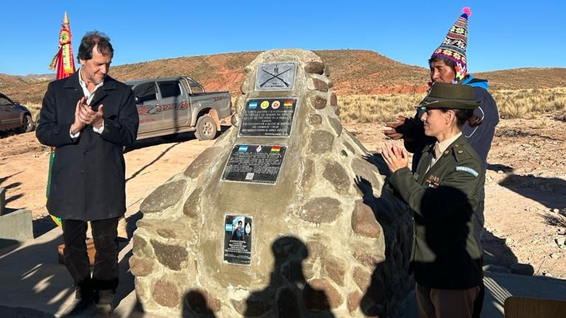 El embajador argentino en Bolivia en el descubrimiento de la placa en reconocimiento a la capitán María Remedios del Valle, en el hito de Ayohuma
