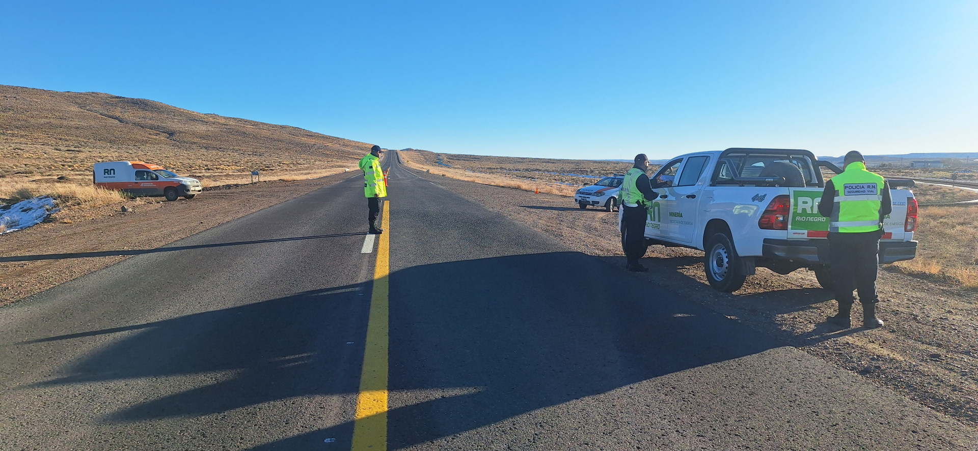 – Personal de la Agencia Provincial de Seguridad Vial del Ministerio de Seguridad y Justicia, realiza trabajos de control vehicular en la ruta. 