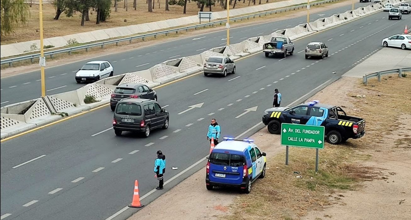 Tres agentes de la Dirección de Seguridad Vial y la Policía, realizan tareas control y prevención en la ruta.