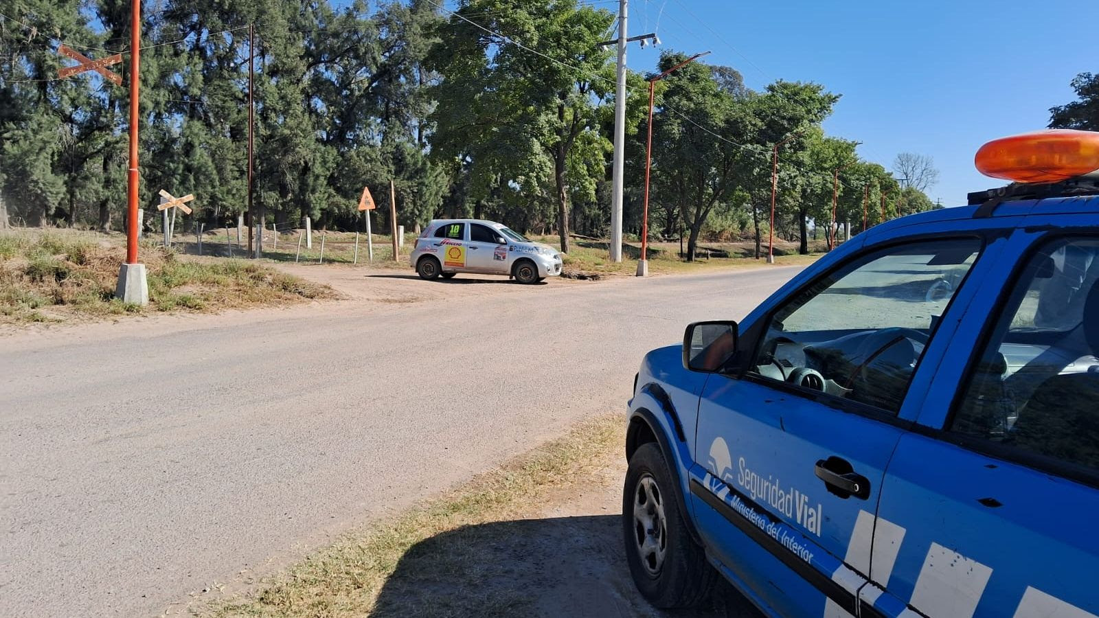  Un vehículo perteneciente a Seguridad Vial Provincial traslada a un agente a fin de realizar controles en la 3º fecha del Campeonato Santiagueño de Rally en la Ciudad de Fernández