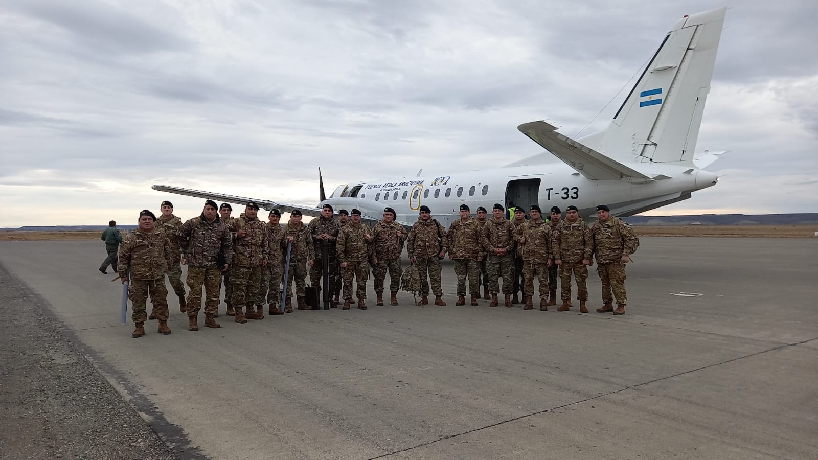 Integrantes del Ejército en su partida desde Rio Gallegos hacia Río Grande con apoyo de la Fuerza Aérea.