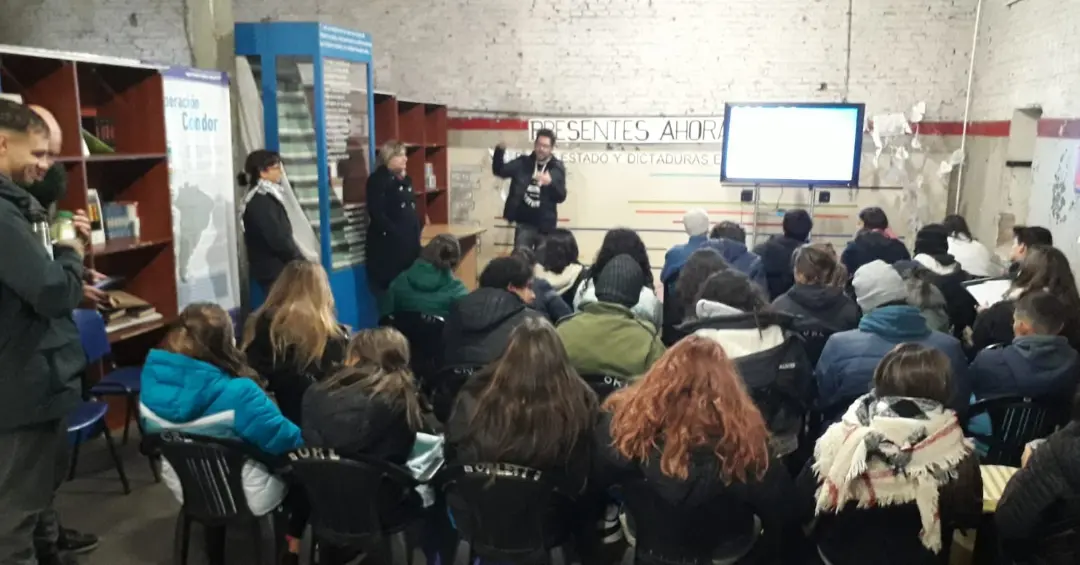 Visita de estudiantes al Espacio para la Memoria y la Promoción de los Derechos Humanos ex centro clandestino de detención, tortura y exterminio (CCDTyE) “Automotores Orletti”