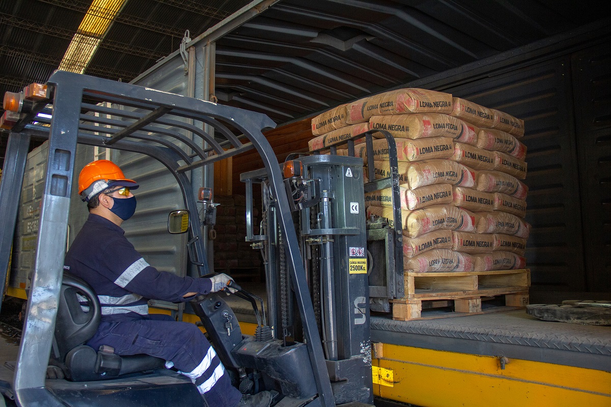 Carga de cemento embolsado para consumo