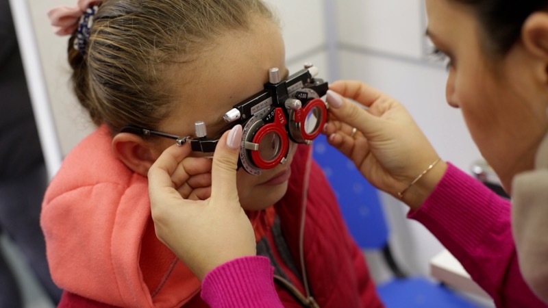 Niña haciendo el control de medición en el bus oftalmológico del Programa “Ver para ser libres”.