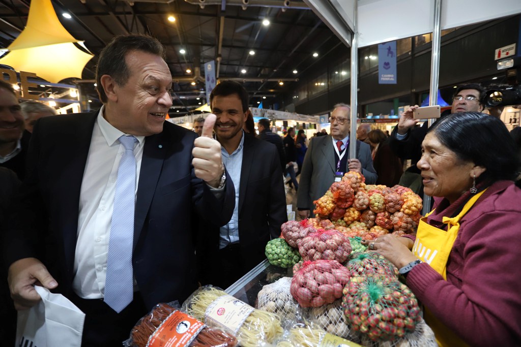 Santos recorre la feria Caminos y Sabores