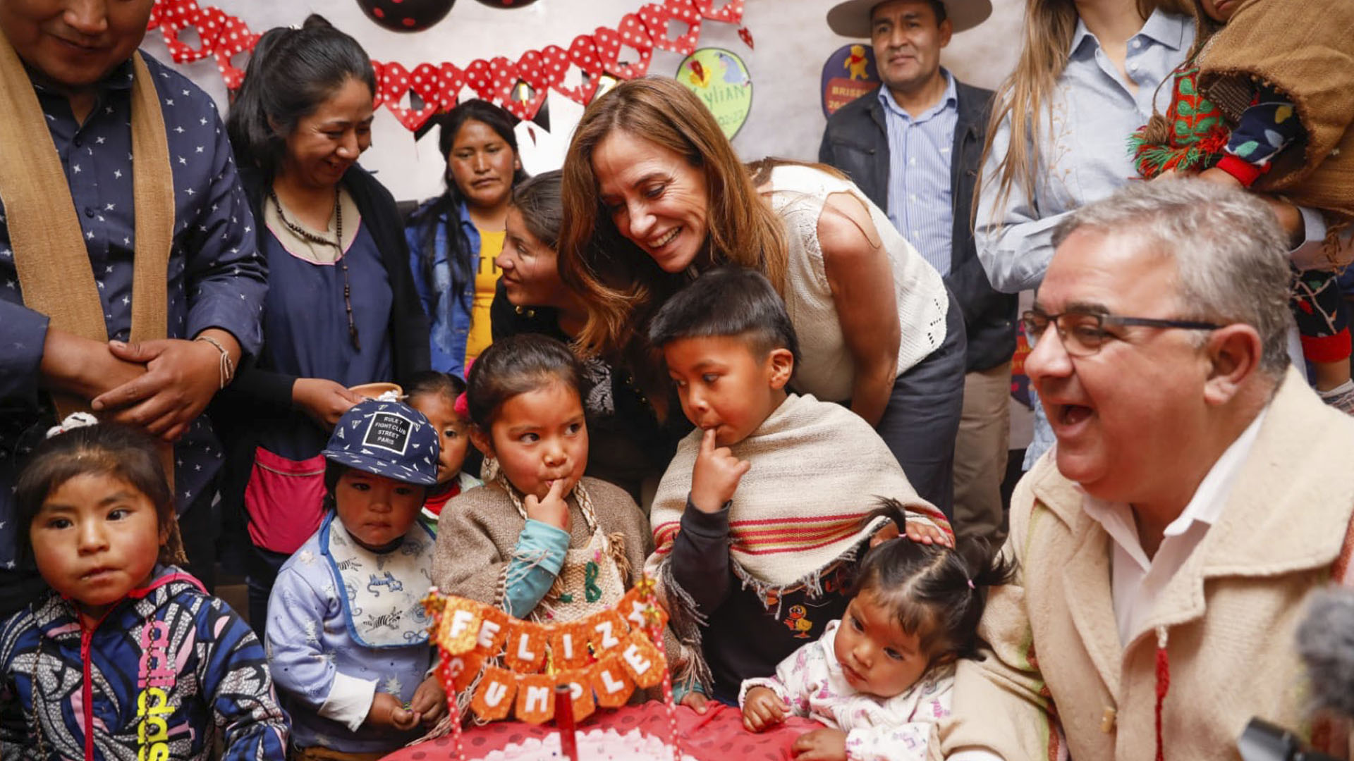 Tolosa Paz junto a los niños, niñas y trabajadoras del Espacio de Primera Infancia. 