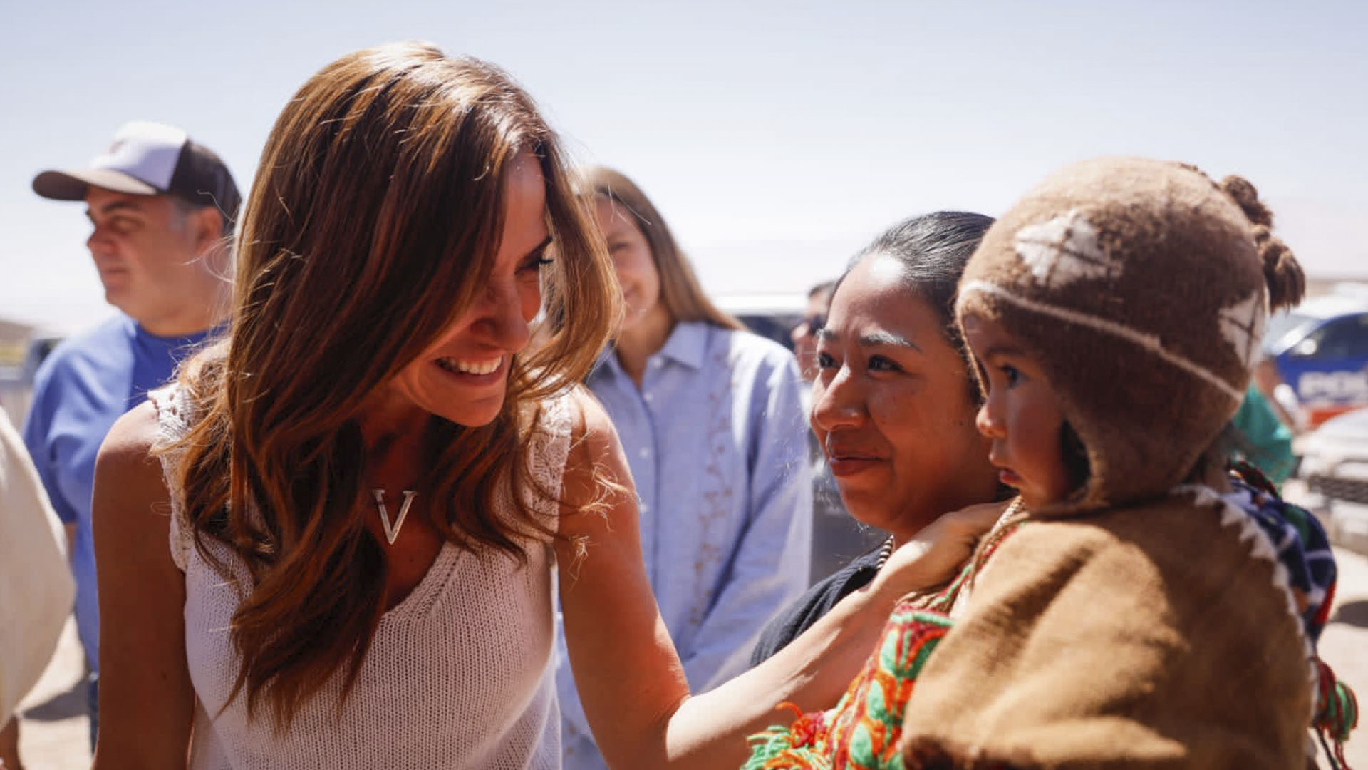 La ministra Tolosa Paz junto a una de las mamás del lugar. 