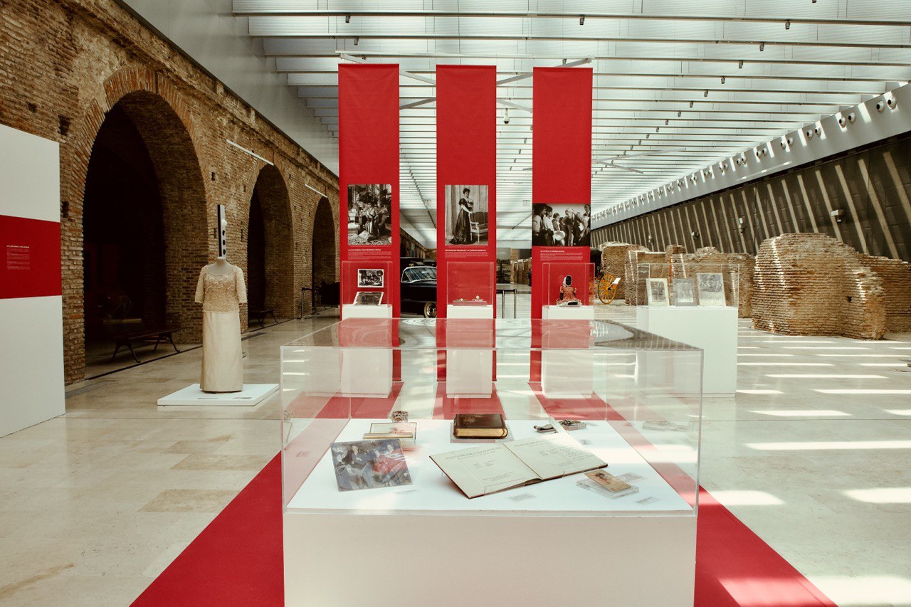 Vista frontal de la exposición temporaria Las Damas Primeras