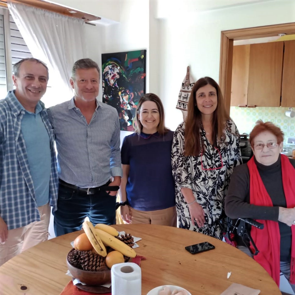 Representantes del BNDG junto a Ledda Barreiro y su hijo Fabián