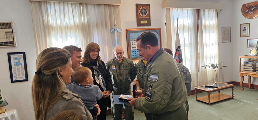 La Fuerza Aérea Argentina entrega una medalla a la familia del capitán "VGM" Varela