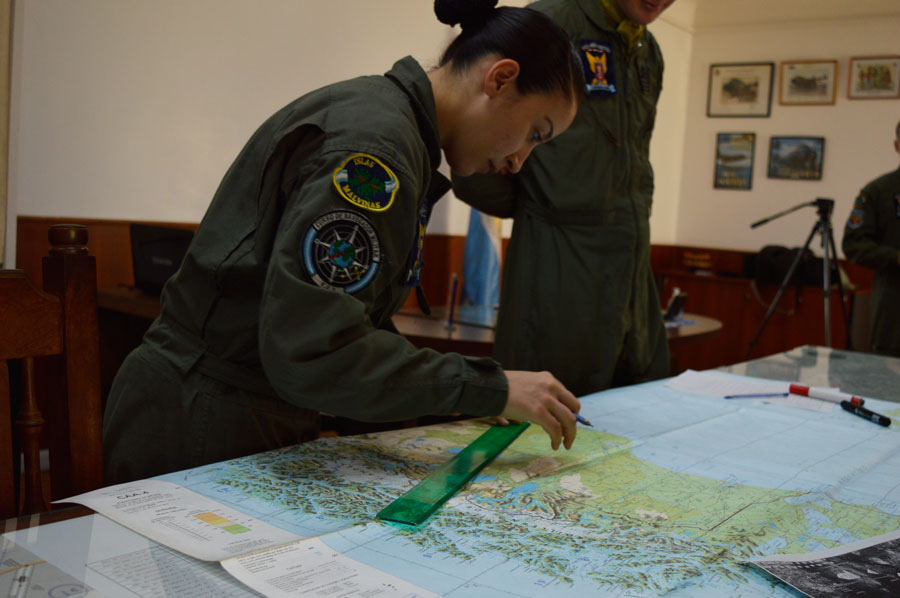 Navegadores militares: el cerebro de las operaciones de transporte aéreo