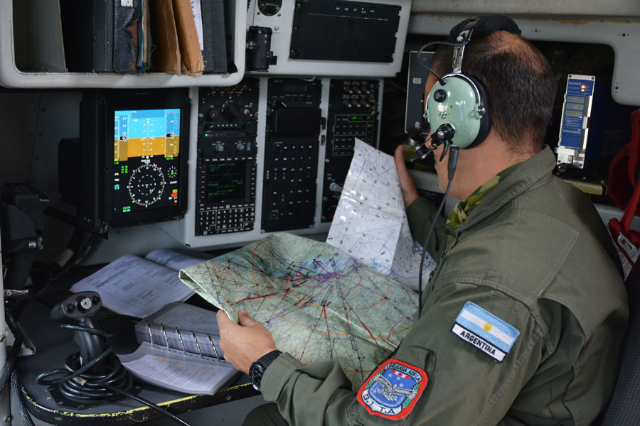 Navegadores militares: el cerebro de las operaciones de transporte aéreo