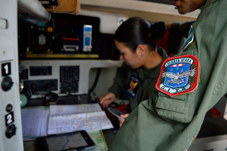 Navegadores militares: el cerebro de las operaciones de transporte aéreo