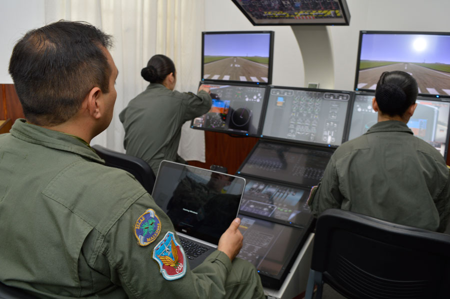 Navegadores militares: el cerebro de las operaciones de transporte aéreo