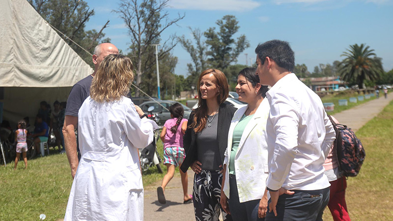 Autoridades locales y de la secretaría junto a presofeionales de la salud se encuentran hablando sobre las prestaciones sanitarias del tren.