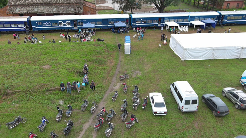 Vista aérea de las instaciones donde se puede observar el tren, las personas que lo visitaron, y las carpas de atención a la ciudadanía.