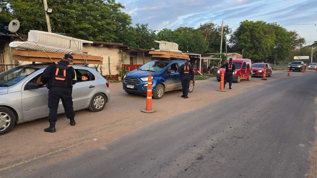 Miembros de Seguridad Vial provincial realizan tareas de revisión de documentos de automóviles, camionetas y motovehículos, durante el Operativo “Gran Chaco”.