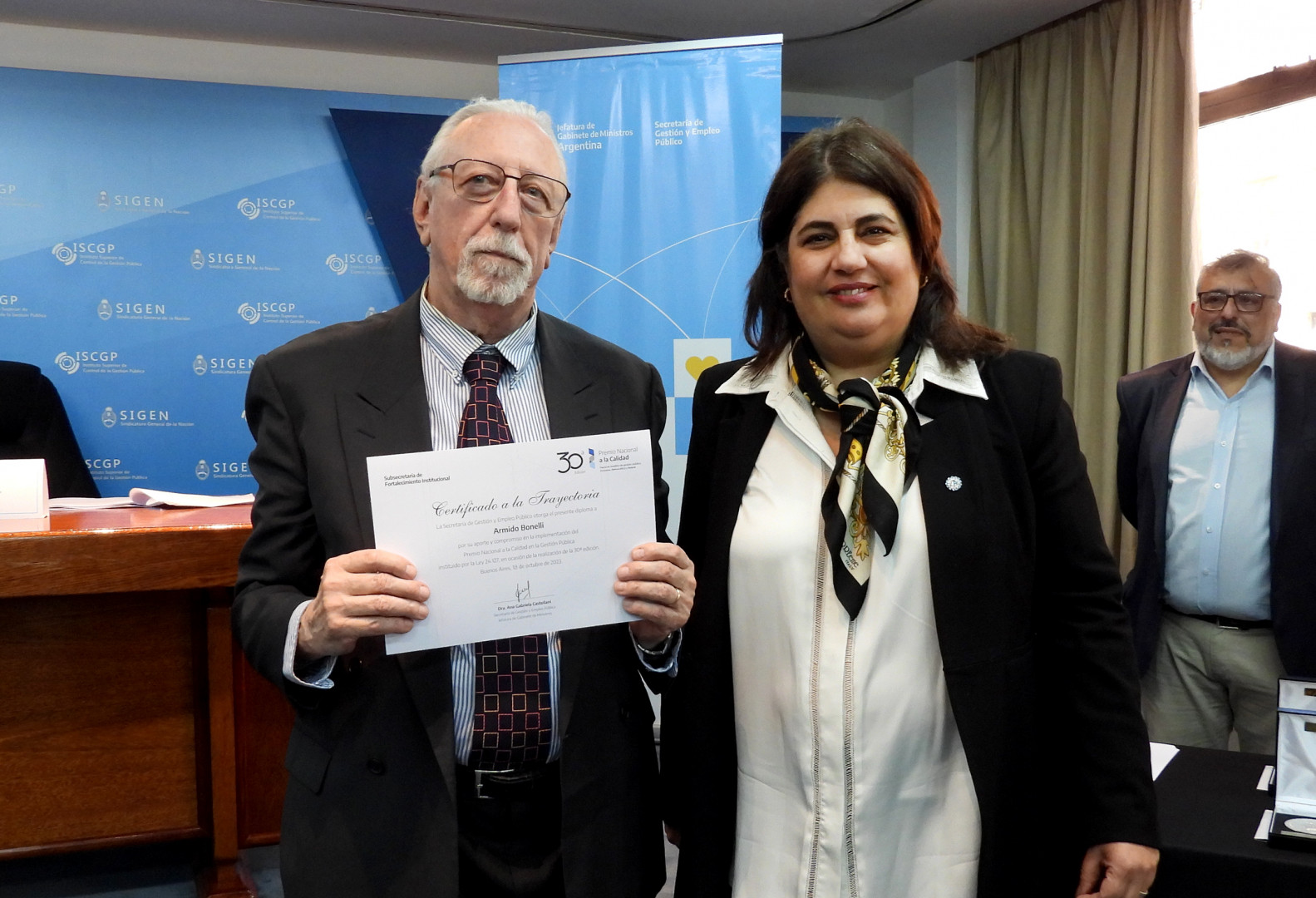 Ing. Armido Bonelli recibiendo el Certificado a la Trayectoria