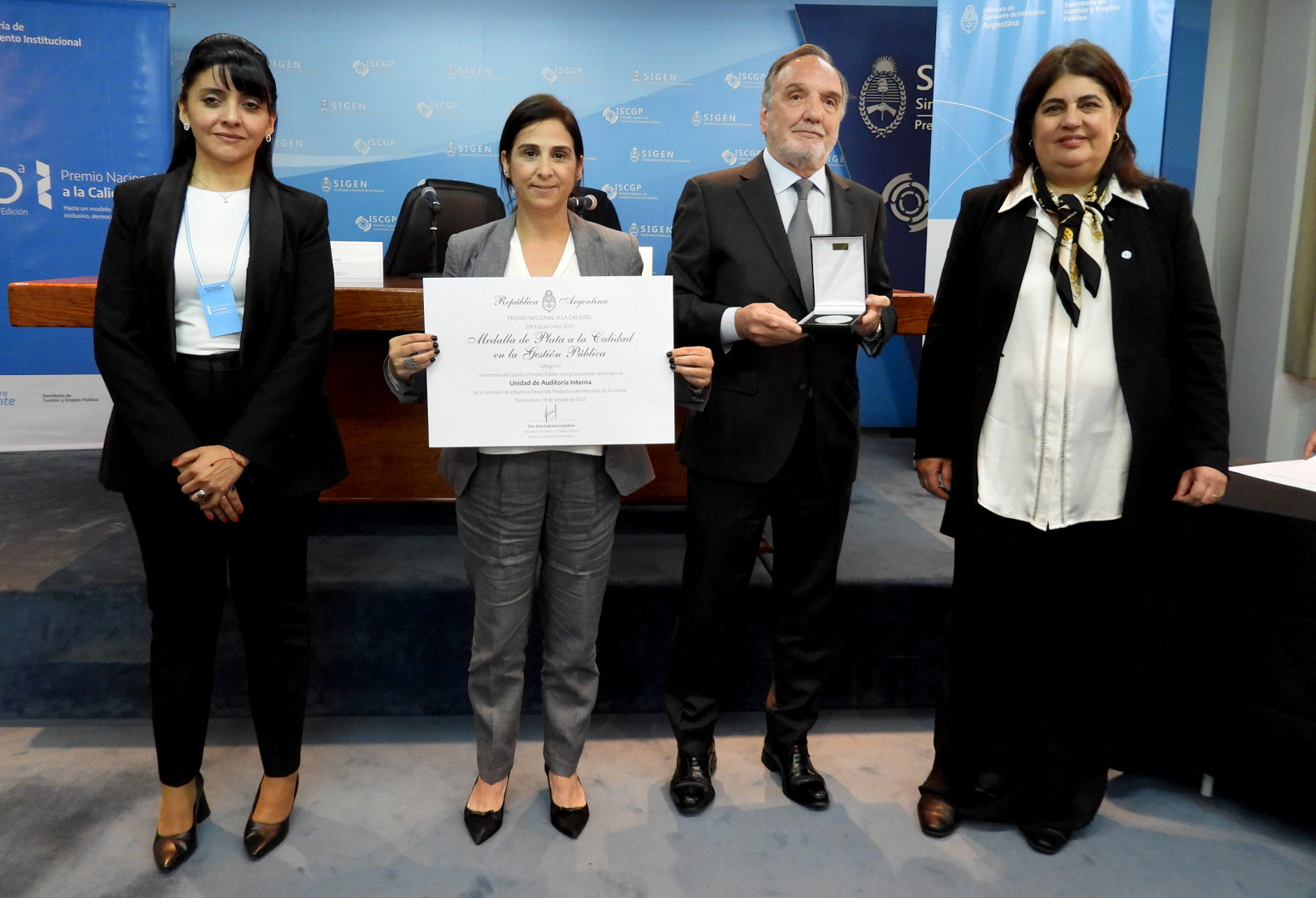 Escribanía de Gobierno de Salta recibiendo la Medalla de Bronce