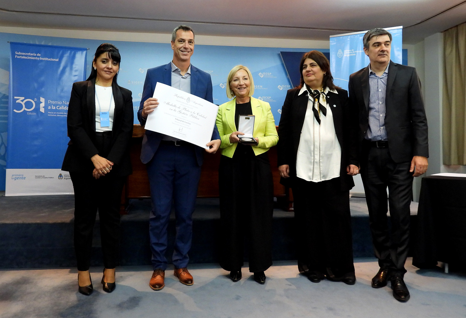 Facultad Regional Tucumán de la UNT recibiendo la Medalla de Bronce