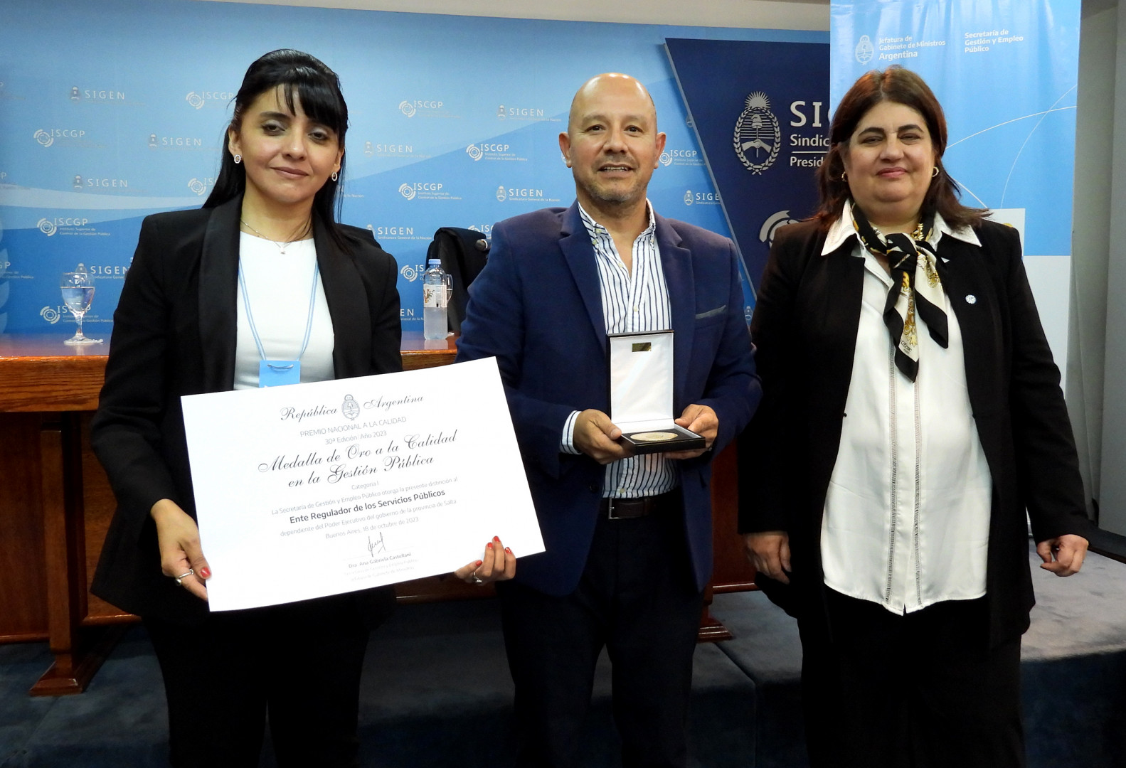 Ente Regulador de los Servicios Públicos de Salta recibiendo la Medalla de Oro