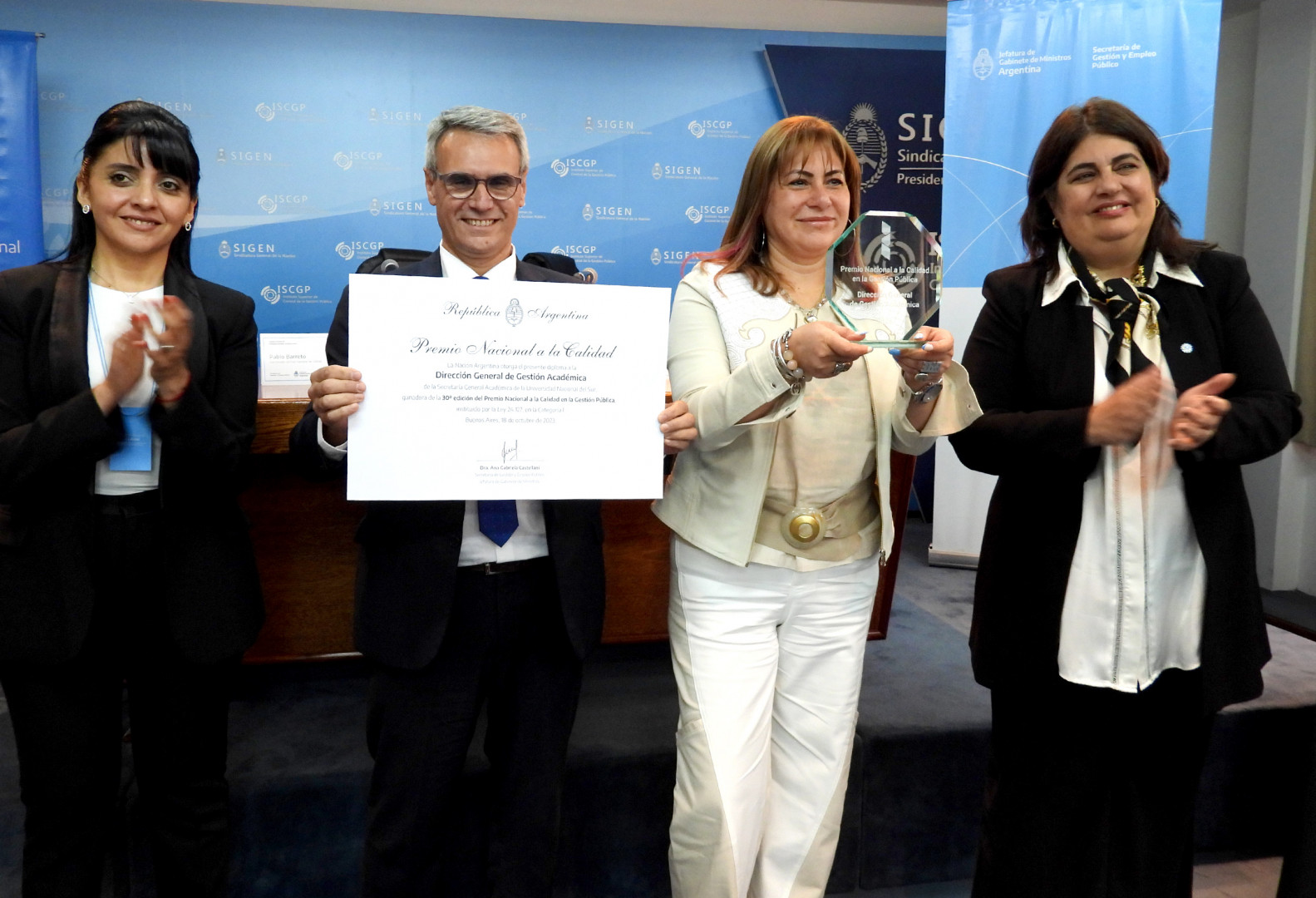 Dirección General de Gestión Académica de la UNS recibiendo el Premio Nacional a la Calidad