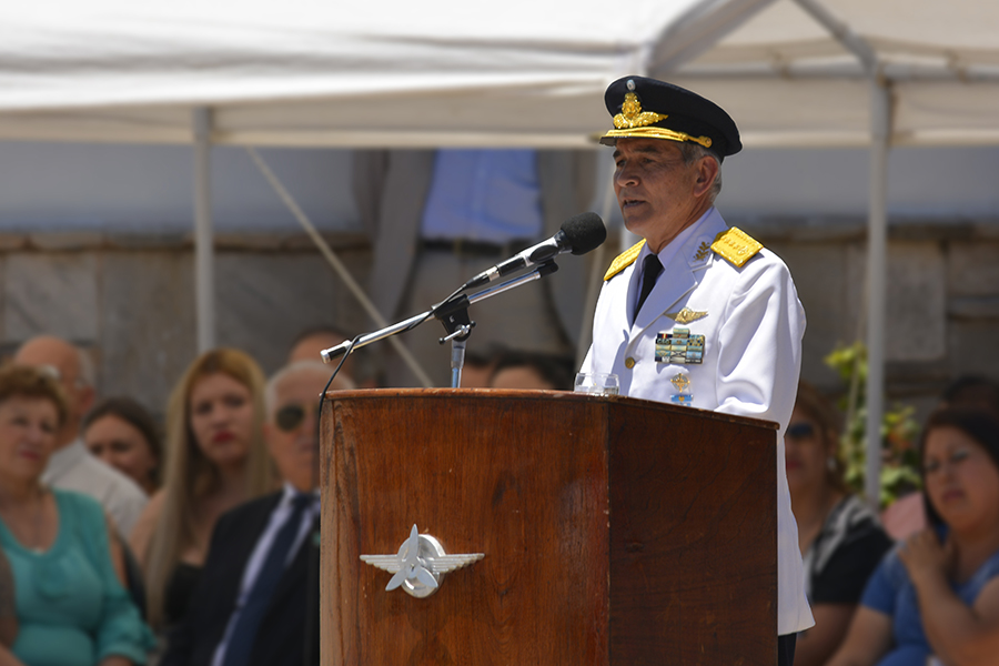 El titular de la Fuerza Aérea Argentina brindando un discurso en el egreso de la Escuela de Suboficiales de la Fuerza Aérea Argentina