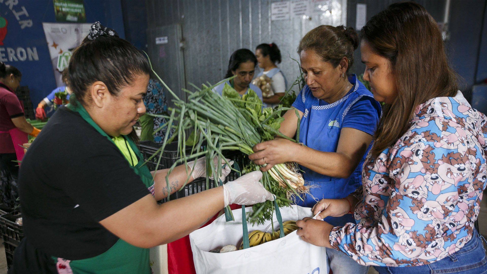 Mujeres del programa potenciar trabajo con vegetales en sus manos.