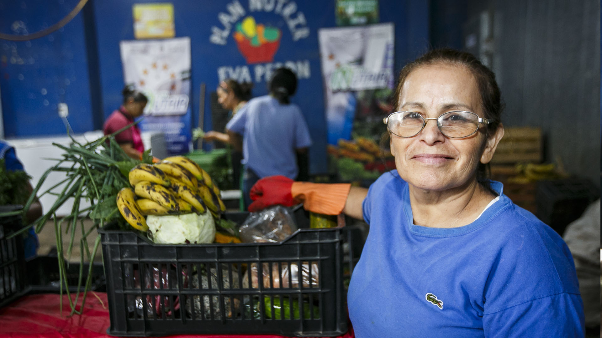 Mujer con alimentos que asiste a familias de Formosa.