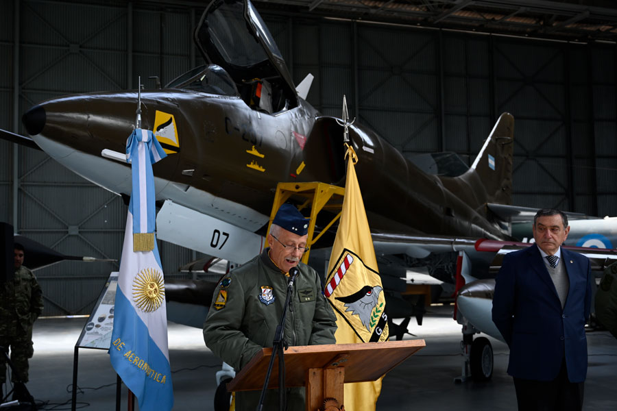 Brigadier Mayor brindando un discurso