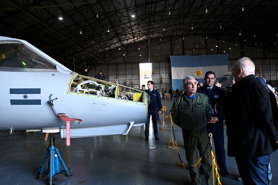 Autoridades de la cartera de Defensa recorriendo el Área de Material Río IV