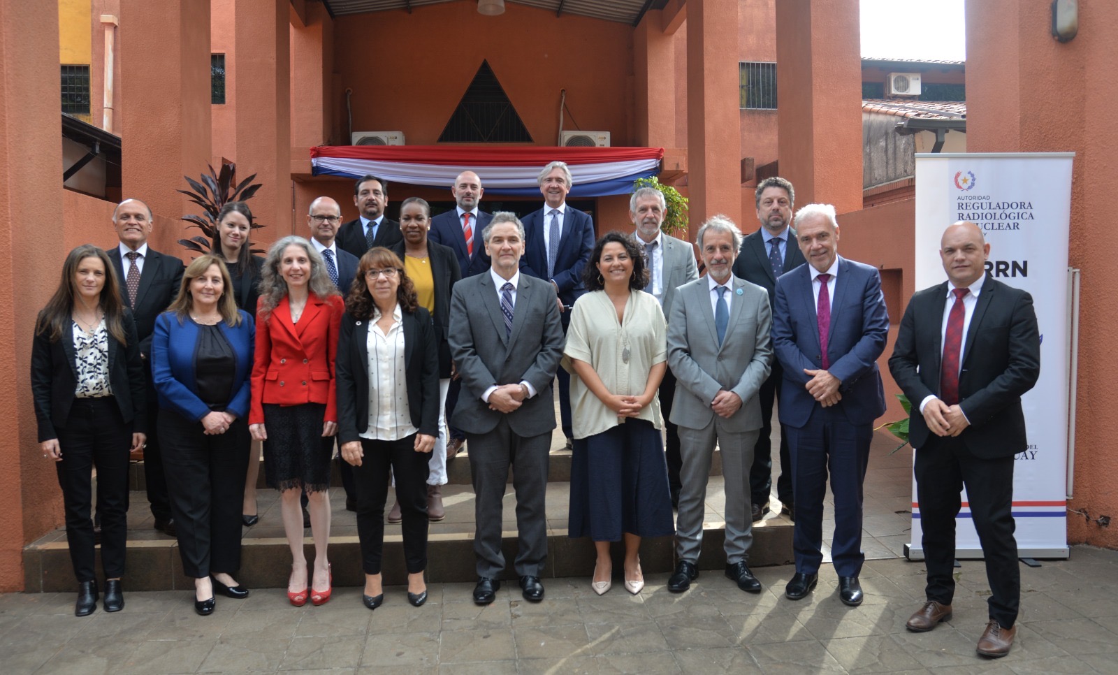 Miembros del Comité Técnico Ejecutivo, de la Secretaría del FORO y de la Secretaría Científica del OIEA junto a miembros del Plenario