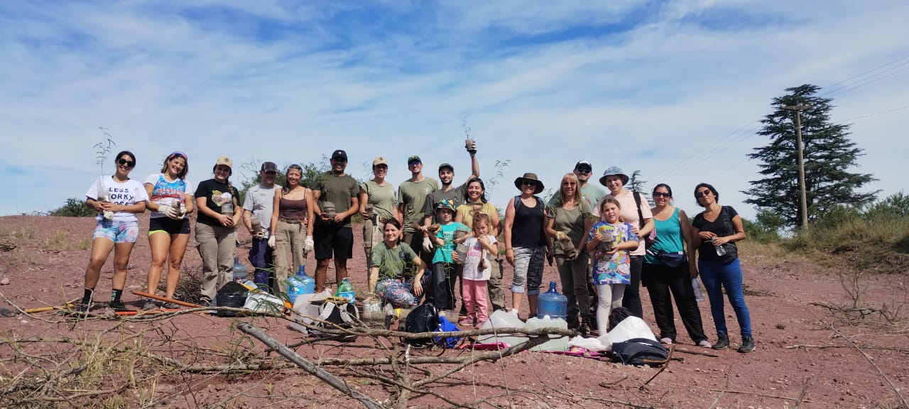 Plantación junto a niños en la RNEd Cerro Pistarini