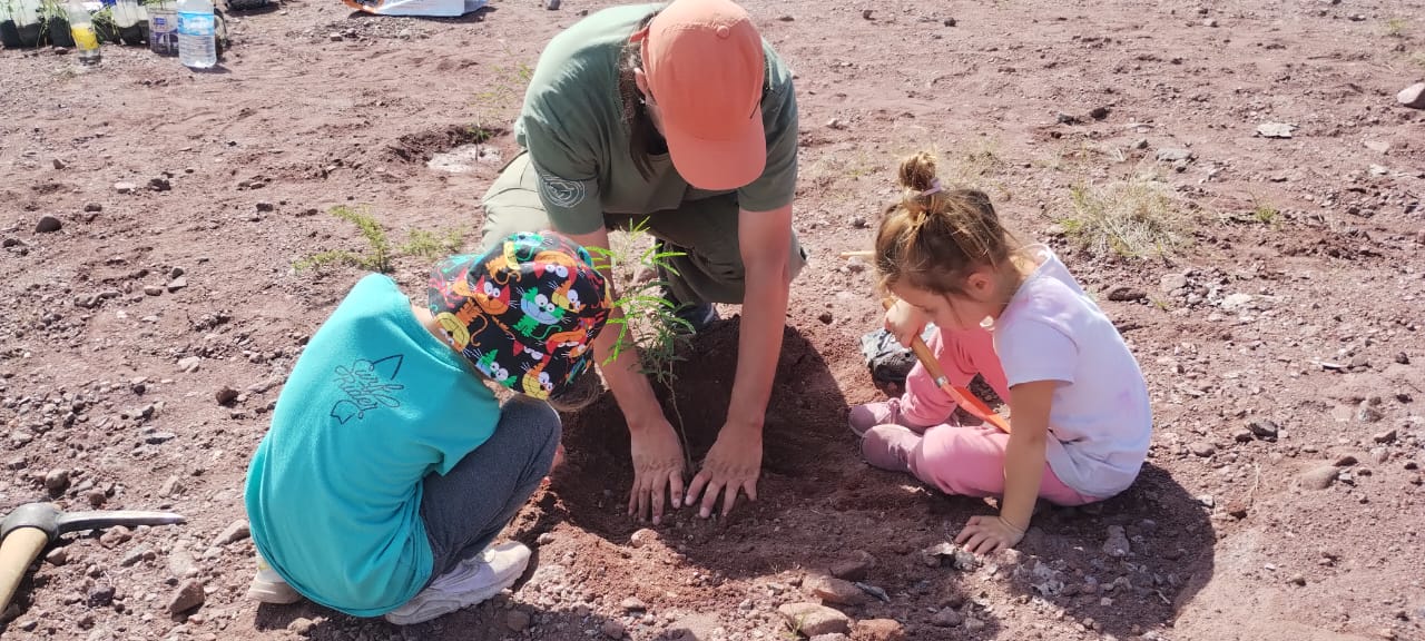 Plantación junto a niños en la RNEd Cerro Pistarini