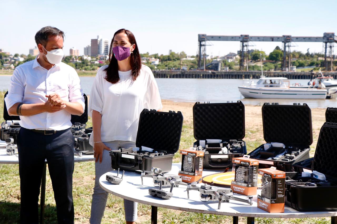 Santa Fe: Cabandié entregó equipamiento para los faros de conservación