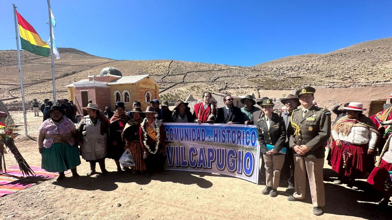 El personal de la Agregaduría Militar Argentina en Bolivia junto a la comunidad de Vilcapugio