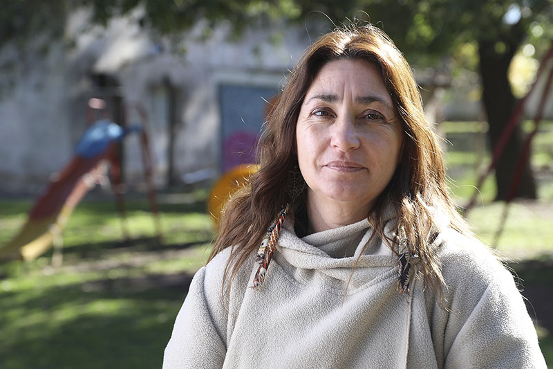 Mujer en un espacio de juegos para niños al aire libre.