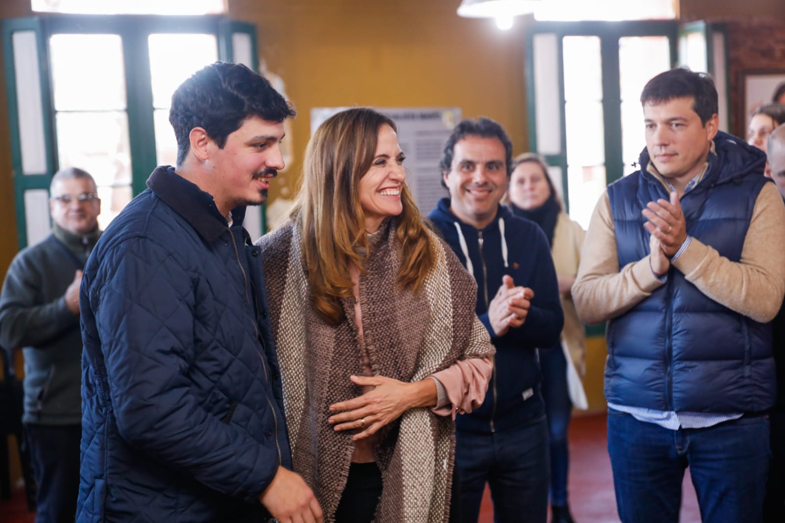 La Ministra Tolosa Paz, saludando a jóvenes de una entidad social en la provincia de Buenos Aires.