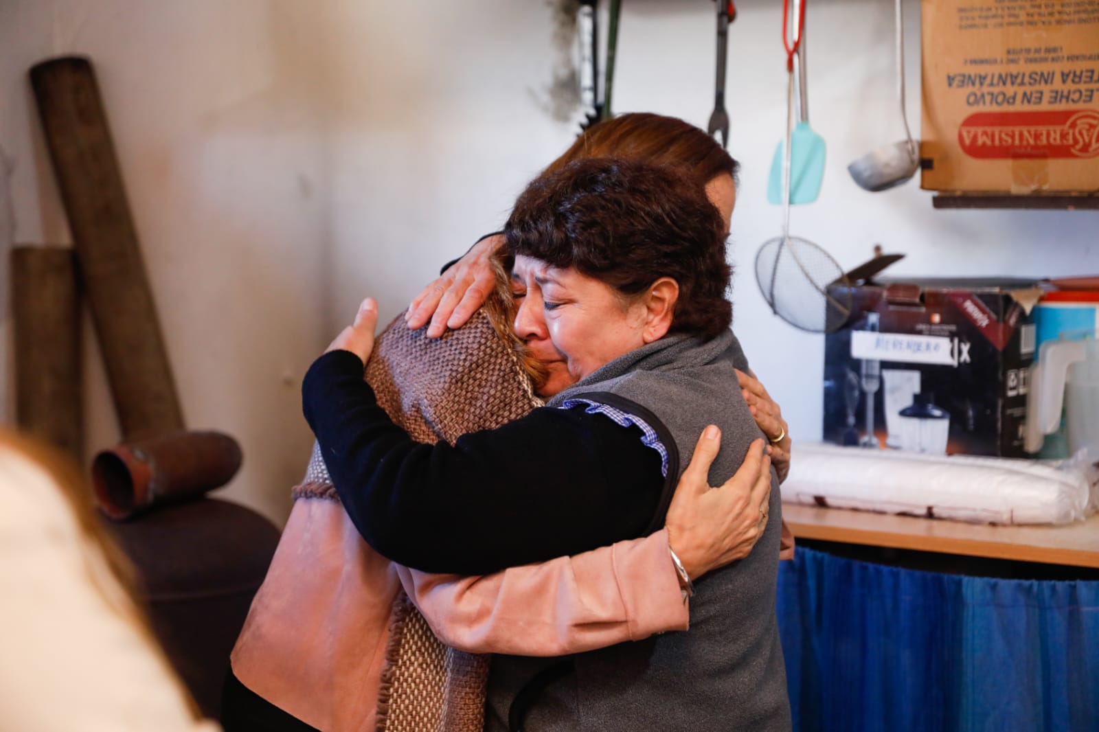 La Ministra Tolosa Paz, saludando con un abrazo a una colaboradora del Merendero "Los Abuelos" en Maipú, Provincia de Buenos Aires.