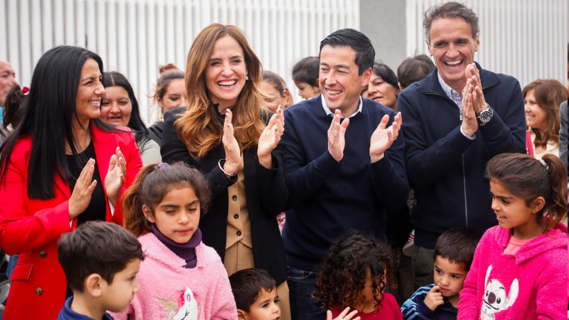 La ministra de Desarrollo Social de la Nación, Victoria Tolosa Paz, junto a su par de Obras Públicas, el ministro de Infraestructura y Servicios Públicos de la provincia de Buenos Aires, Leonardo Nardini, en la inauguración del CDI "El Primaveral".