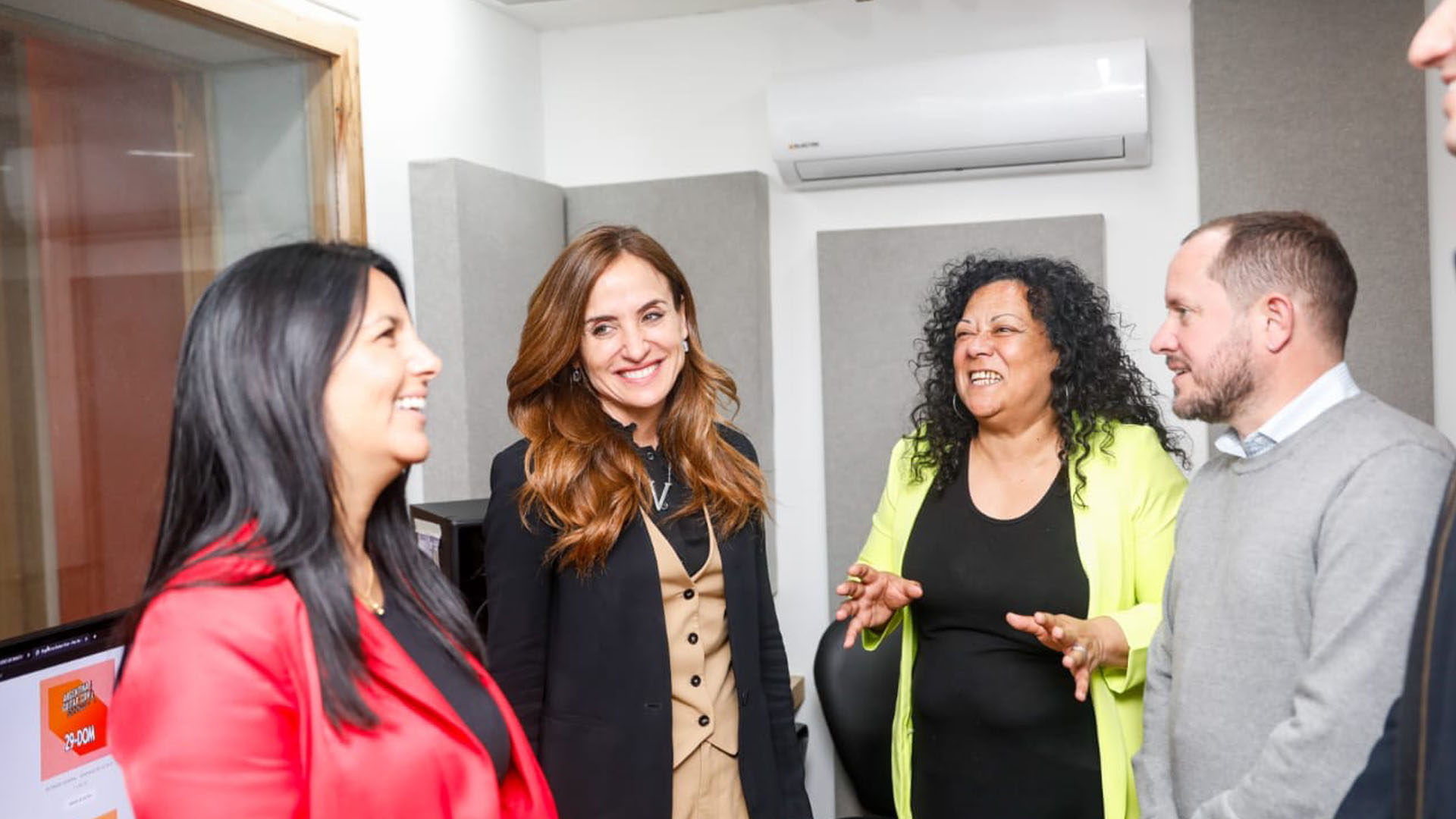 La ministra junto a la intendenta en la Casa de la Cultura y el Arte de Malvinas Argentinas.