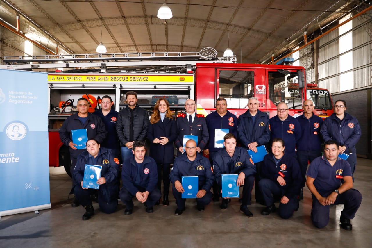 La ministra Victoria Tolosa Paz junto al intendente Diego Nanni y el equipo de bomberos voluntarios de Capilla del Señor