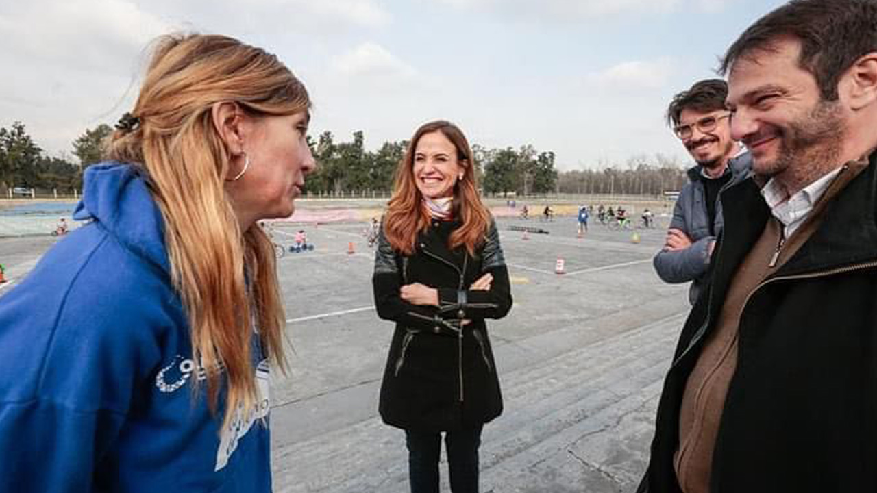 La ministra en el predio de Ezeiza junto al jefe de gabinete, Javier García.