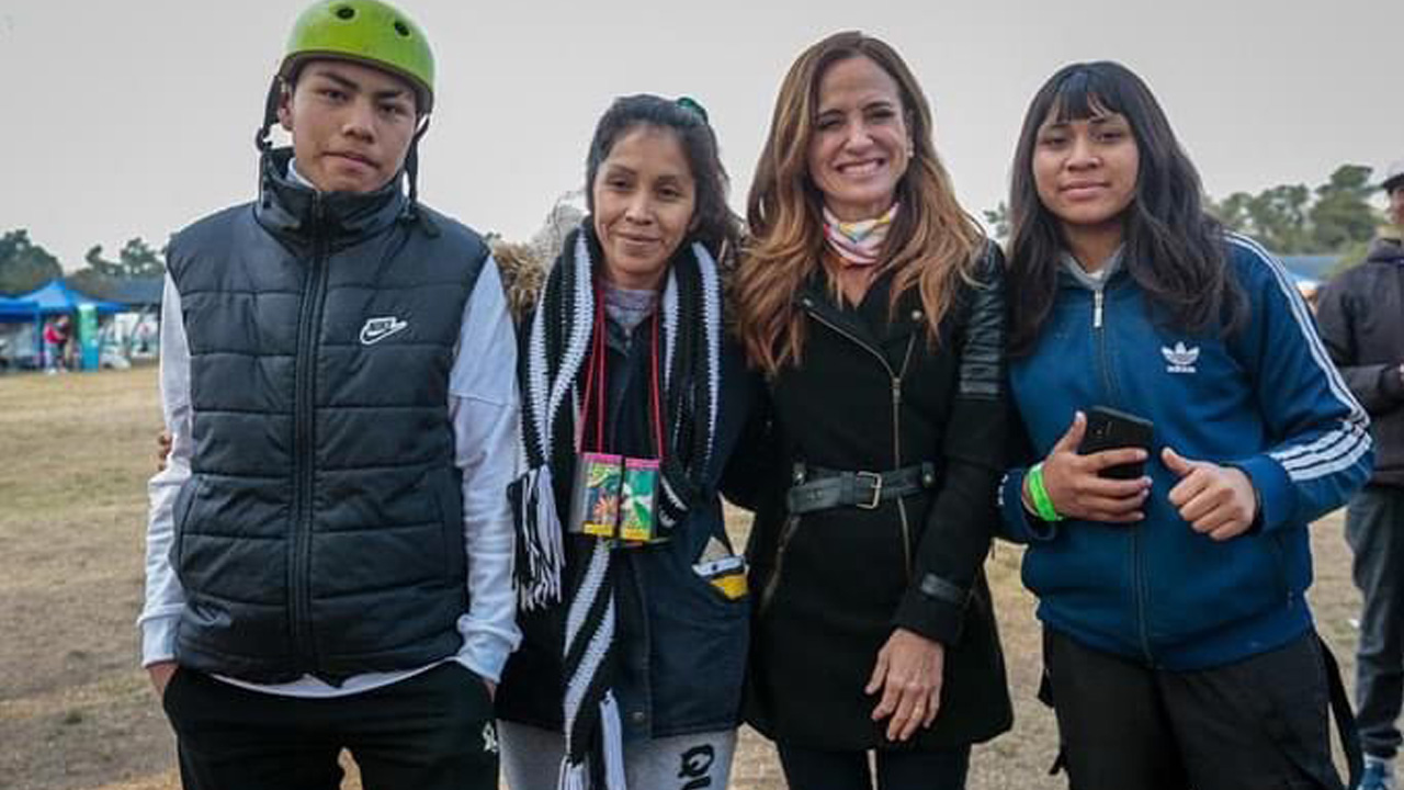 Victoria Tolosa Paz junto a tres adolescentes que participaron de la colonia de invierno en el CERENA.